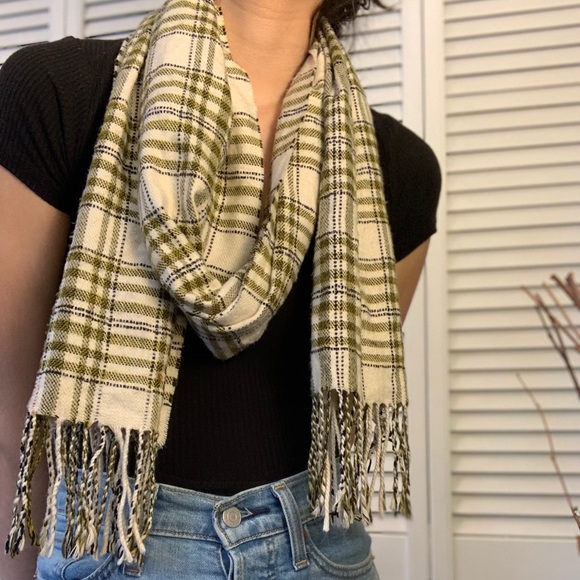 💚 green scarf  💚 - Picture 3 of 3